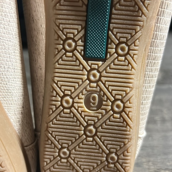 Jabasic - Classic Textured Cream Loafers - Womens 9 - Picture 4 of 5